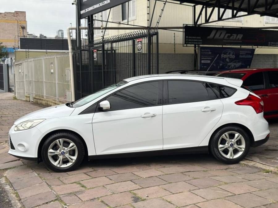 FORD - FOCUS - 2013/2014 - Branca - R$ 54.900,00