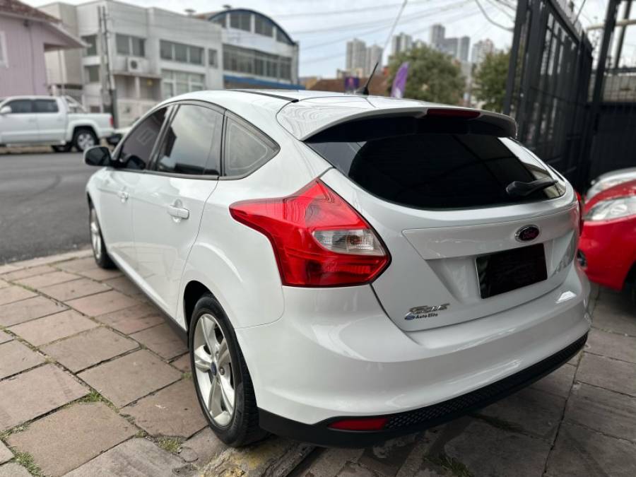 FORD - FOCUS - 2013/2014 - Branca - R$ 54.900,00