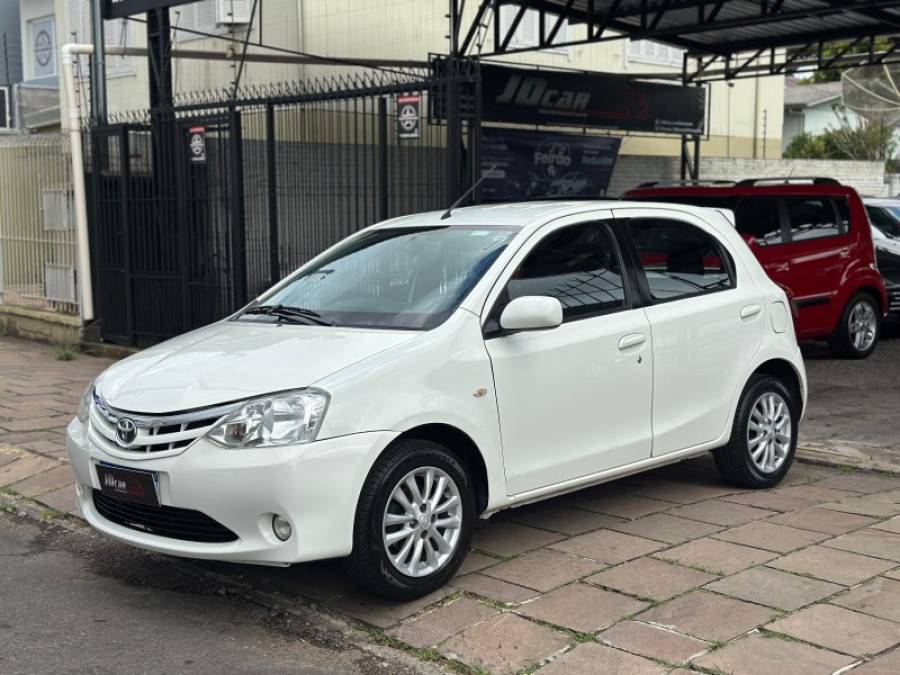 TOYOTA - ETIOS - 2013/2013 - Branca - R$ 39.900,00