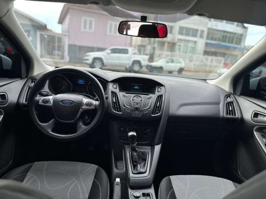 FORD - FOCUS - 2013/2014 - Branca - R$ 54.900,00