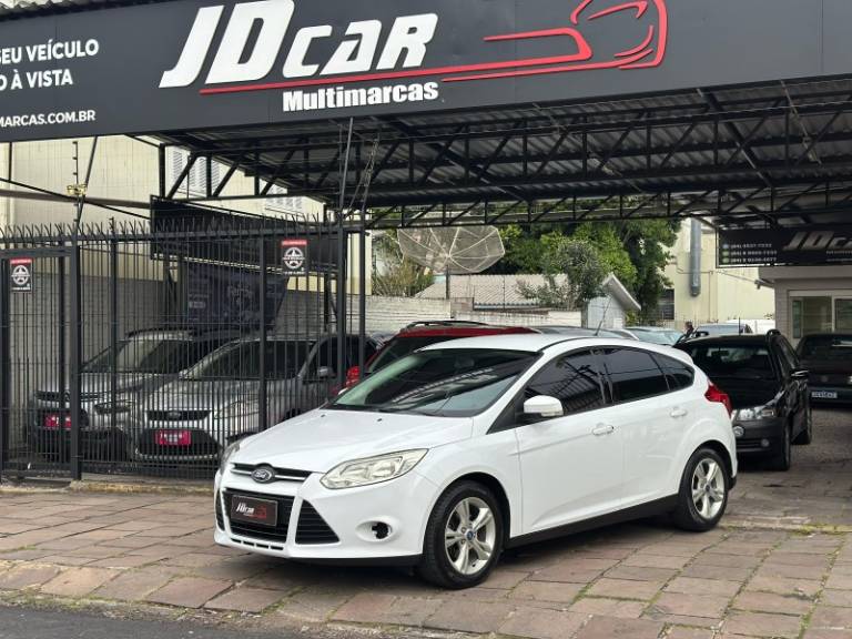 FORD - FOCUS - 2013/2014 - Branca - R$ 54.900,00