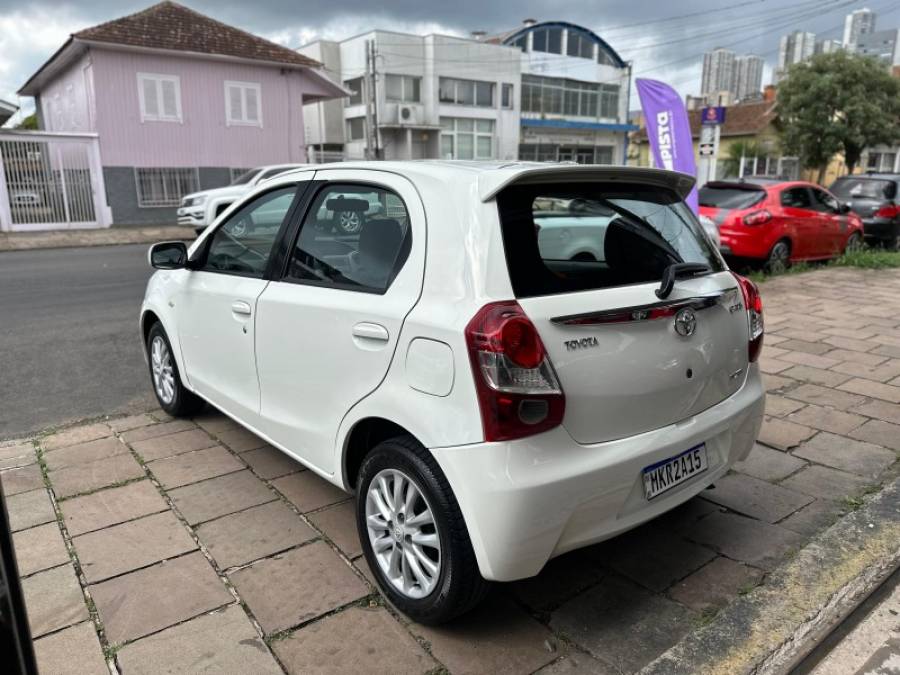 TOYOTA - ETIOS - 2013/2013 - Branca - R$ 39.900,00