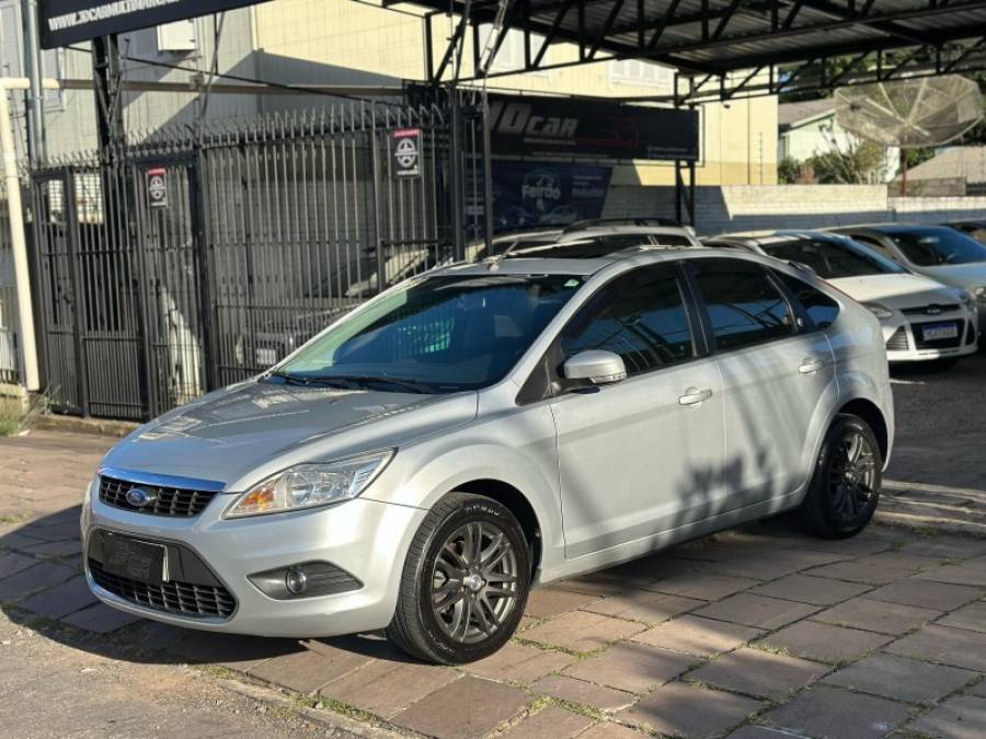 FORD - FOCUS - 2010/2011 - Prata - R$ 44.900,00