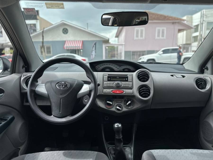 TOYOTA - ETIOS - 2013/2013 - Branca - R$ 39.900,00