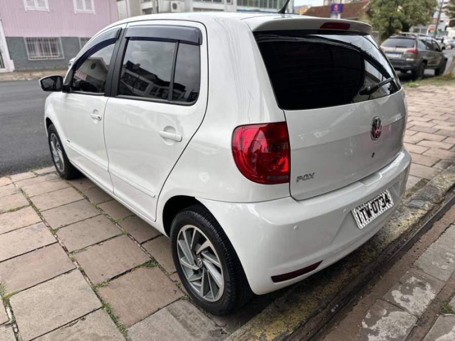 VOLKSWAGEN - FOX - 2012/2013 - Branca - R$ 32.900,00
