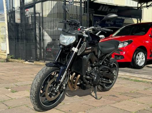 YAMAHA - MT - 2015/2016 - Roxa - R$ 39.900,00