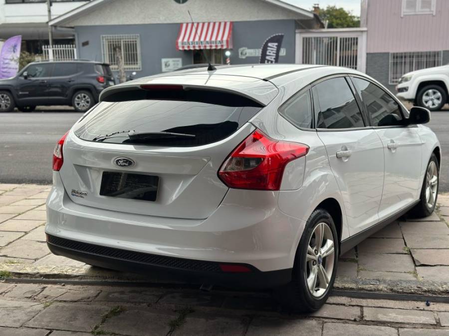 FORD - FOCUS - 2013/2014 - Branca - R$ 54.900,00