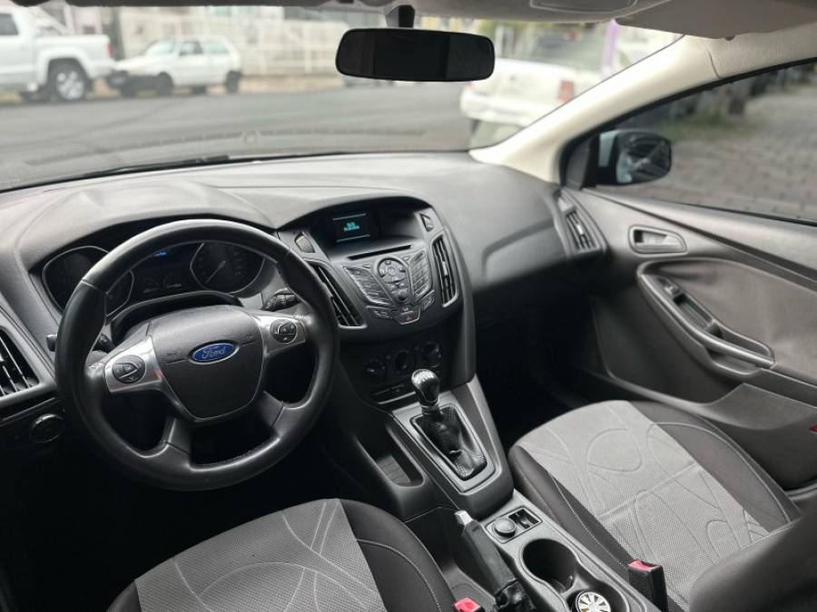 FORD - FOCUS - 2013/2014 - Branca - R$ 54.900,00