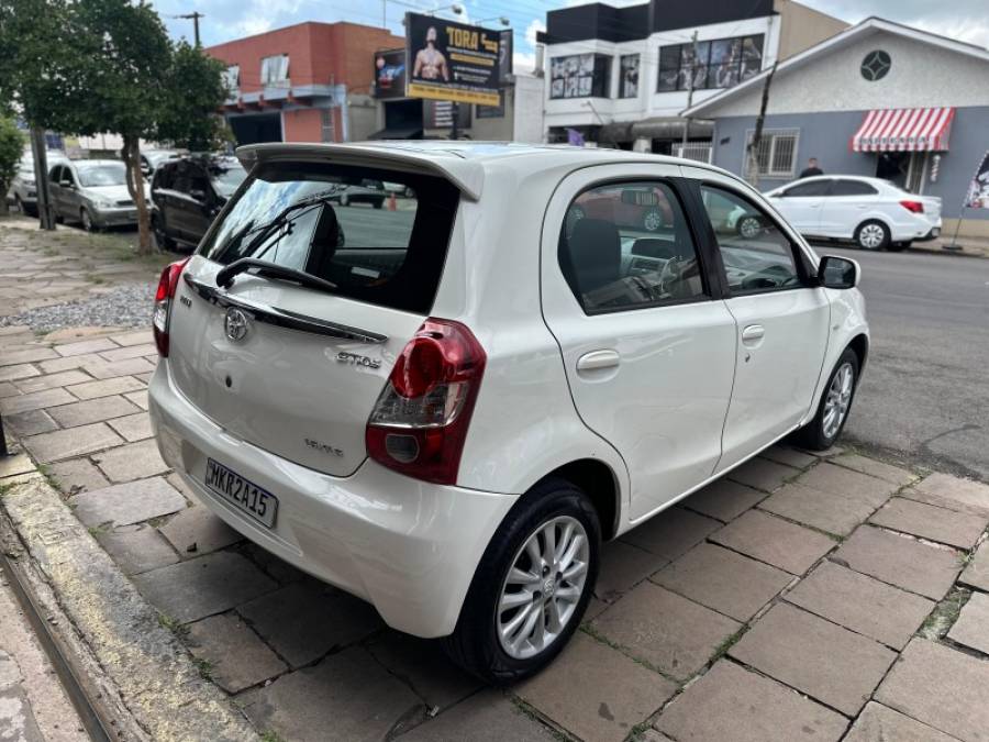 TOYOTA - ETIOS - 2013/2013 - Branca - R$ 39.900,00