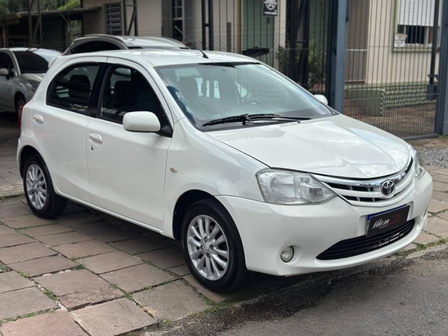 TOYOTA - ETIOS - 2013/2013 - Branca - R$ 39.900,00