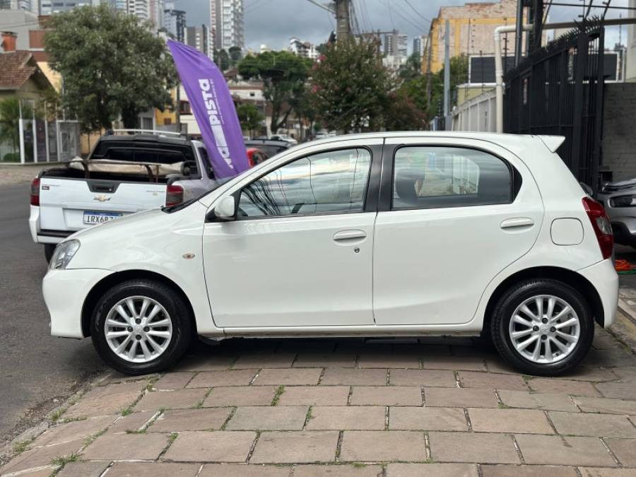 TOYOTA - ETIOS - 2013/2013 - Branca - R$ 39.900,00