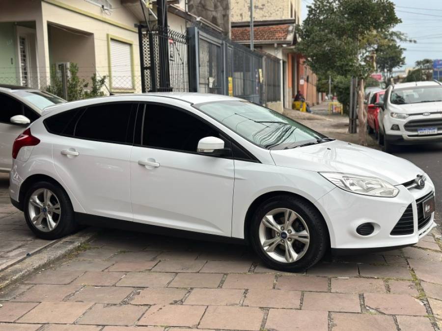 FORD - FOCUS - 2013/2014 - Branca - R$ 54.900,00
