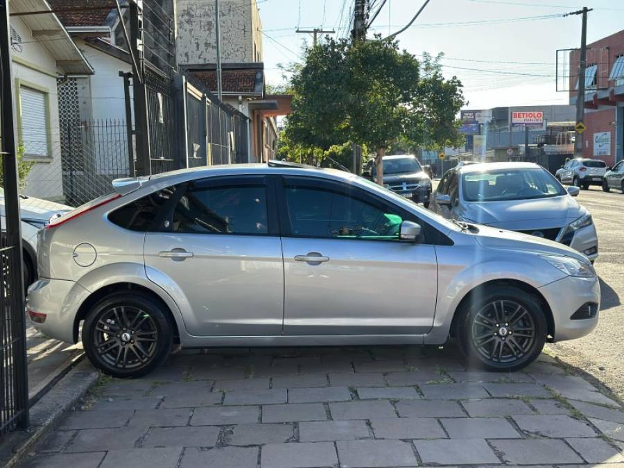 FORD - FOCUS - 2010/2011 - Prata - R$ 44.900,00